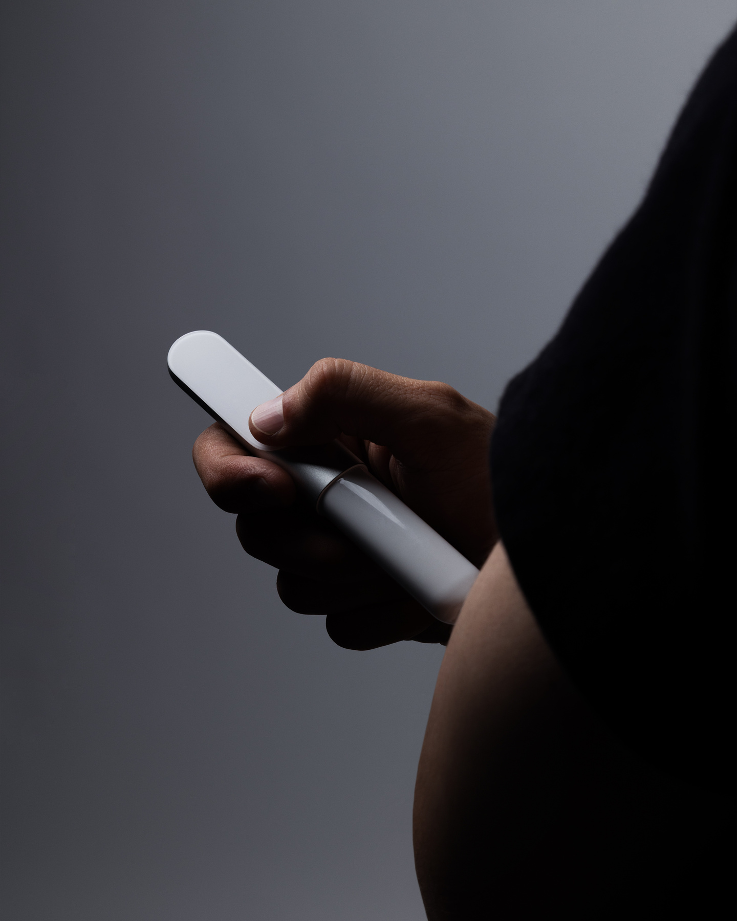 Hand using the smart insulin pen against the users arm