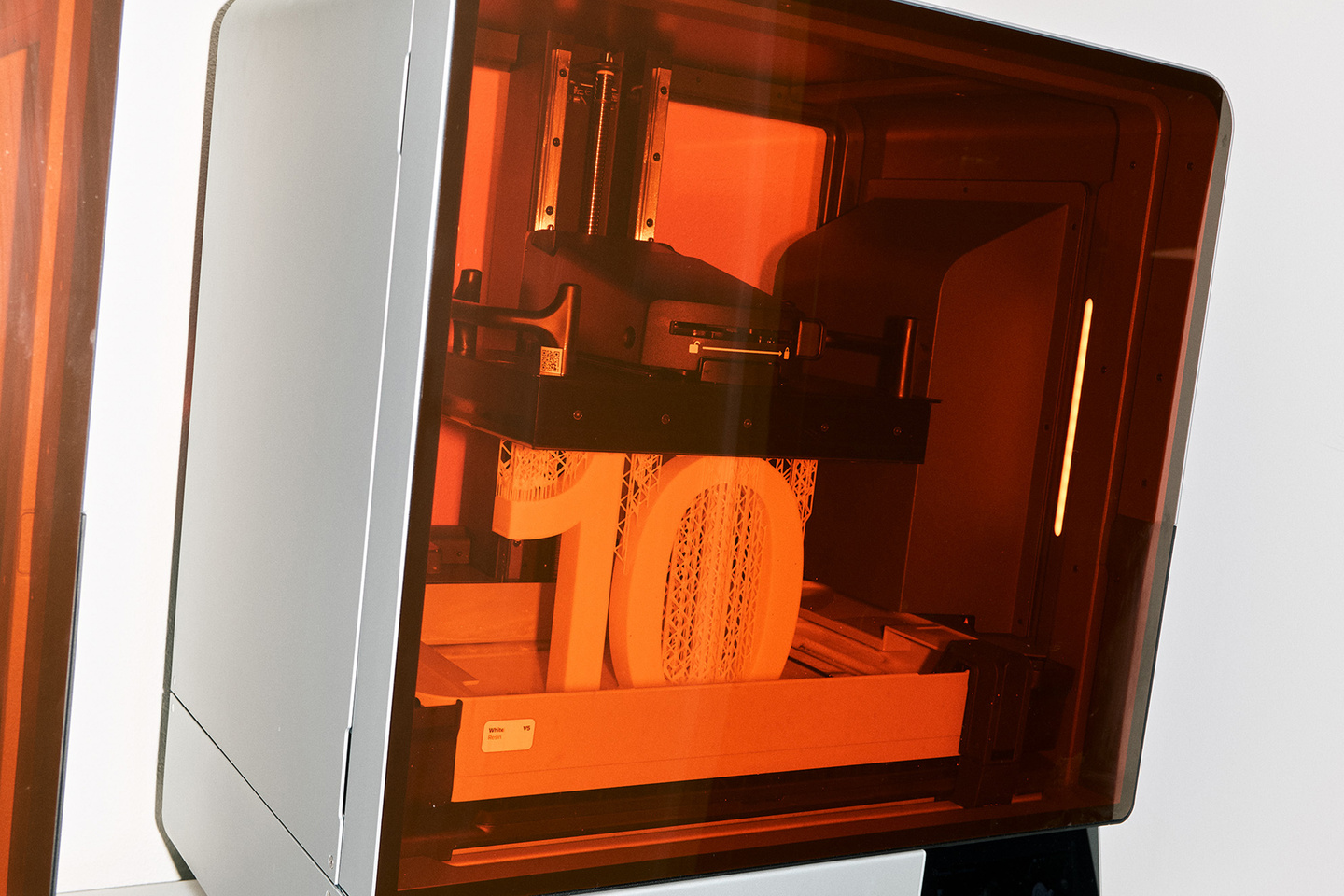 A resin 3D printer print a "10" symbol for BLOND's 10 years birthday